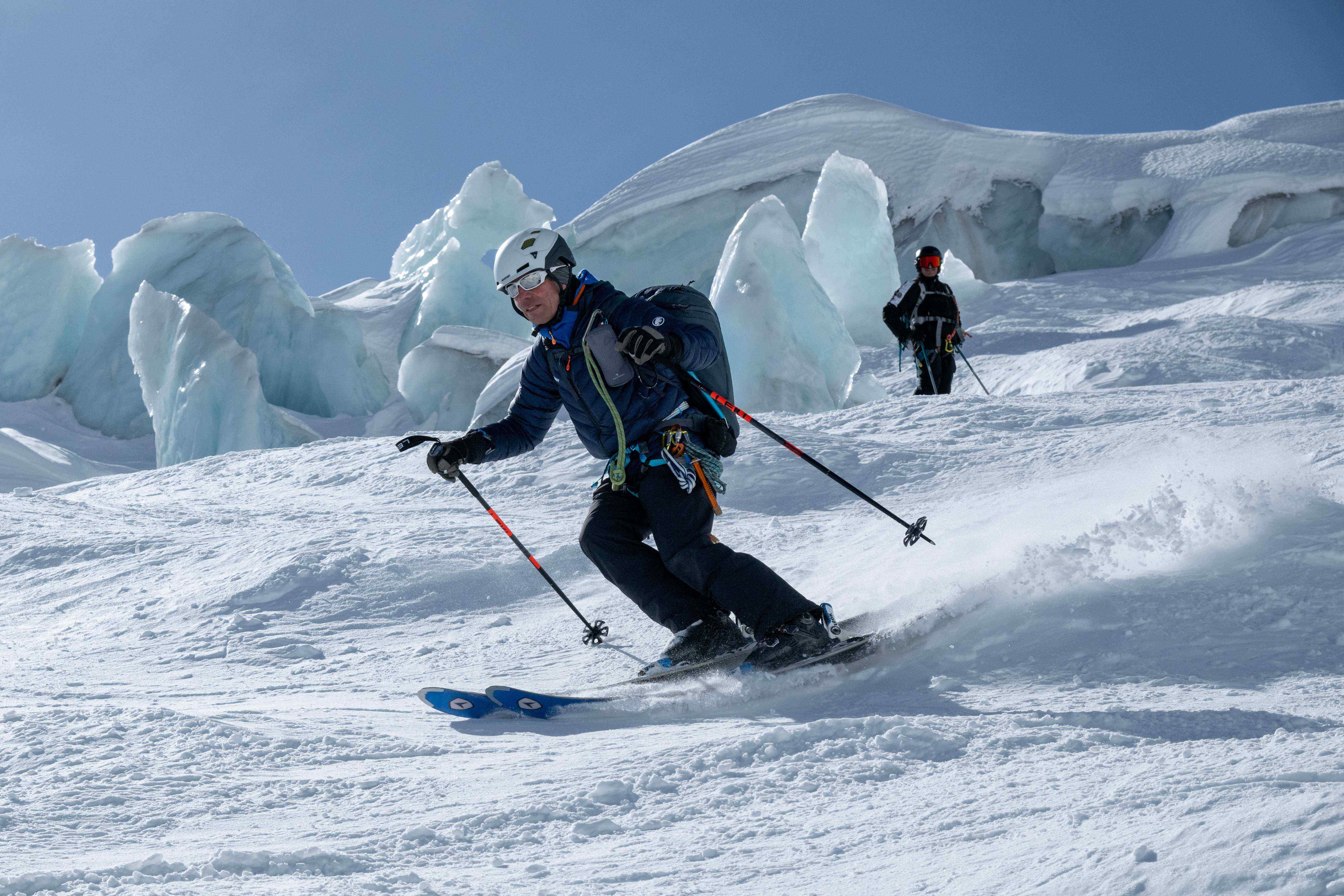 Skier dans un paysage de glace