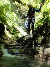 saut dans la cascade d'Angon