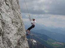Descente en rappel depuis le sommet de la voie "Les Demoiselles du Grand Bo"