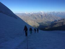 Au petit matin sur le glacier de Laveciau, avec le Mont Blanc en toile de fond.