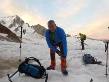 En prenant pied sur le glacier du Tour, on met les crampons et on s'encorde