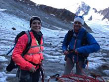 Alors que le jour se lève, on prend pied sur le glacier du Tour, on chausse les crampons et on s'encorde.